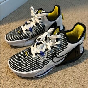 Men’s Lebron Witness 6 Basketball Shoe